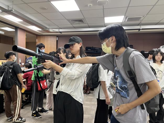圖說：學生體驗由允和科技攜手國內外軍事與學術單位共同打造的 VR 軍事訓練方案，內容包含標靶射擊、AI敵人對戰、搶救人質等互動體驗。 .JPG