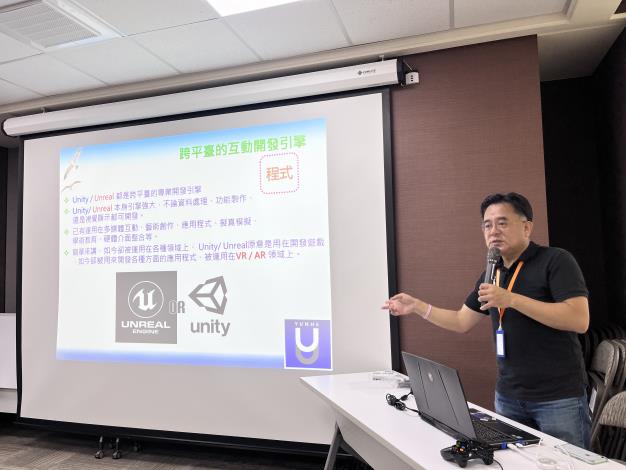 圖說：允和科技團隊展示跨平台互動開發引擎與實務運用，帶領學生認識前沿業界觀點，直擊科技創新最前線。.JPG