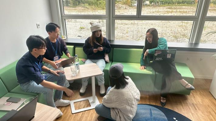 學員在TUM教授與翁銘章教授指導下完成商業計畫書，於課堂中進行成果簡報分享。