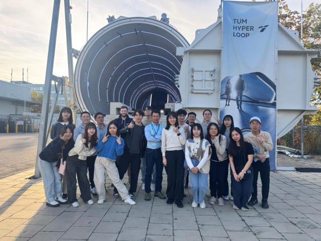 學員參訪慕尼黑工業大學（TUM）Hyperloop 實驗設施，該基地為歐洲超級高鐵運輸研究重鎮，曾多次在Elon Musk發起的 Hyperloop國際競賽中奪冠，展現德國學術與產業界在尖端運輸科技上的創新實力。