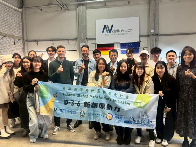 團員於太空新創公司DeltaVision進行企業參訪，與執行長 Alex Plebuch (左8)及部門主管 Lorenz Pak(左7) 合影，了解德國在航太與新能源領域的新創研發趨勢。