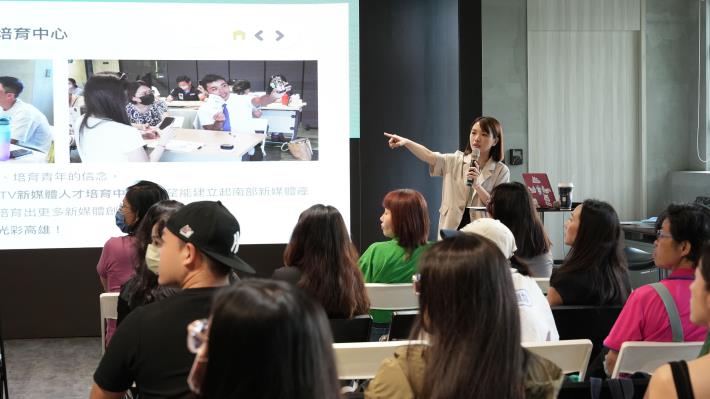 ACCUPASS活動通於K-TV新媒體人才培育中心舉辦「南台灣熱情全開！高雄公部門活動行銷大解密」，新媒體中心專案經理（演說者）向現場參與者解說中心的空間配置與創作資源。