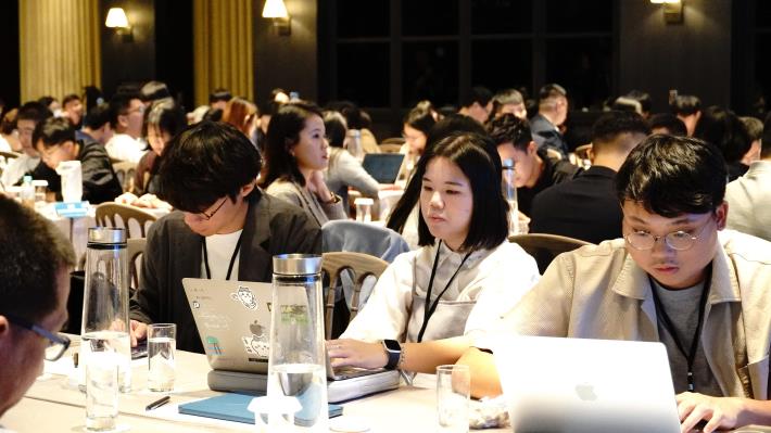 青年委員於交流會中專注準備議題資料，為上台報告提案做好準備。