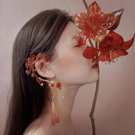 「花ㄔ了女孩」推出〈木棉焰綻 Kapok Flame Blossom〉，以高雄市花木棉花為創作靈感，展現城市堅韌與熱情的象徵。