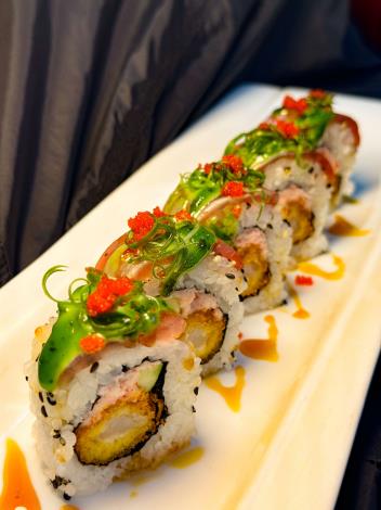 「集彡行」推出〈港魂卷壽司〉，將高雄意象結合港都故事捲入美味的壽司中。