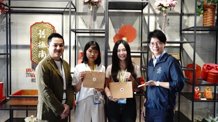 青年局長林楷軒（右一）參訪大港實習企業合作夥伴舊振南，並與總經理李立元（左一）、實習生張競文（右二）及劉文怡（左二）合影，進一步瞭解青年在文化產業職場的學習成果與未來規劃。