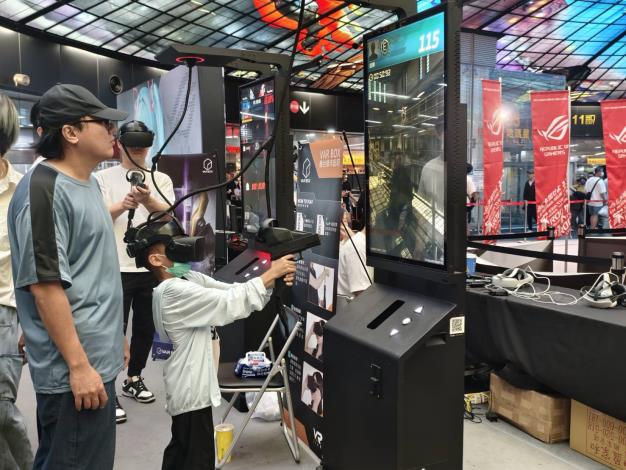 圖6.今年《全國電競青年錦標賽 x KAOHSIUNG ESPORTS SHOWDOWN》首度由青年局與運動發展局攜手舉辦，總決賽現場亦設置亞運電競體驗區與虛擬遊戲專區，讓民眾觀賽之餘感受電競遊戲帶來的迷人魅力。