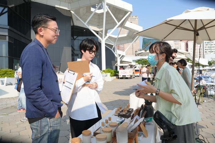專業評審於活動開始前進行限定商品評分，肯定青創攤車的豐富創意與特色。