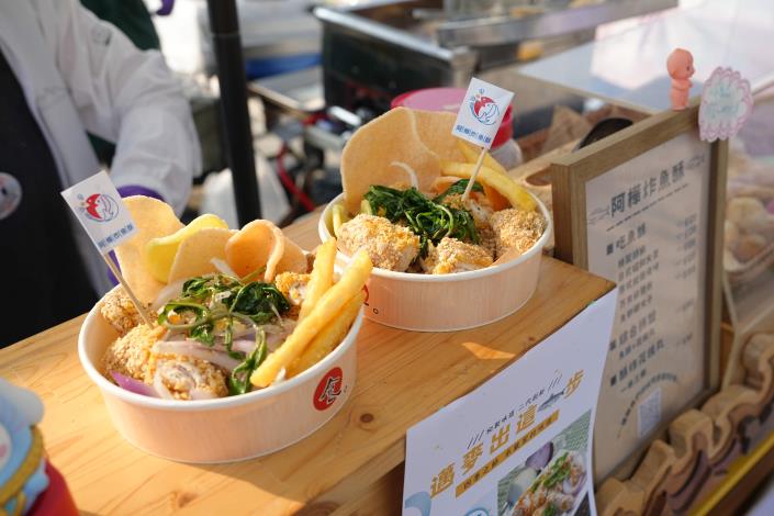 「阿樺炸魚酥」為「城市嶼浪」推出市集限定商品〈邁麥出這一步〉，創意口味吸引民眾駐足品嚐。
