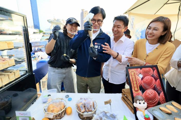 高雄市長陳其邁走訪青創店家「浪花甜點」攤位體驗馬卡龍DIY，讚賞青創品牌的創意與活力。