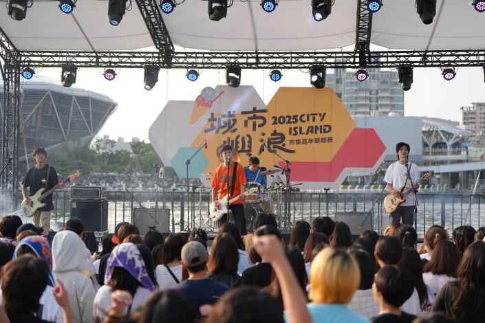 由青年局高速青春培育的人氣樂團「BUTTER RIOT」登台開唱，為市集增添熱鬧氣息。