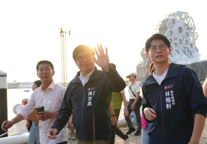 高雄市長陳其邁（中）今（15）日前往「城市嶼浪」，在青年局長林楷軒（右）陪同下，逐一走訪攤位並與民眾互動。