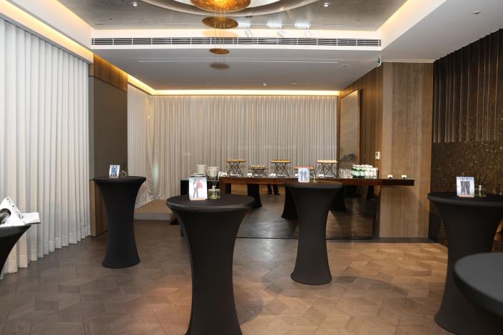 本次交流茶會與御盟集團合作，於 THE AMNIS 然一酒店總統行館舉行。場地兼具人文氣質與壯闊海景視野，為整場活動增添亮點。 