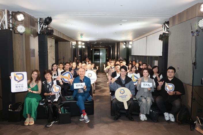 高雄時尚大賞交流茶會今日在THE AMNIS 然一酒店總統行館舉行，青年局長林楷軒（前排右三）與入圍設計師及贊助企業齊聚交流，為12月20日即將登場的決賽舞台暖身預熱。
