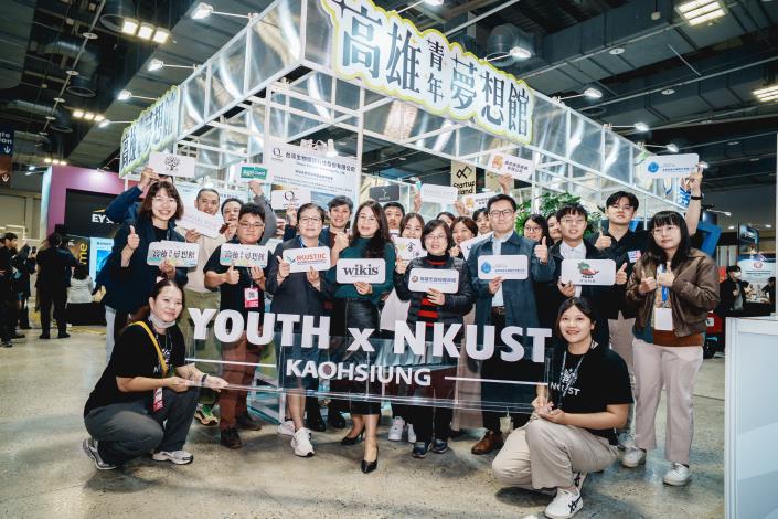 高雄市青年局副局長汪小芬(前排右4）北上出席「2025 Meet Taipei 創新創業嘉年華」，並與高雄參展企業合影，肯定青創團隊勇於挑戰、展現創新的堅強實力。
