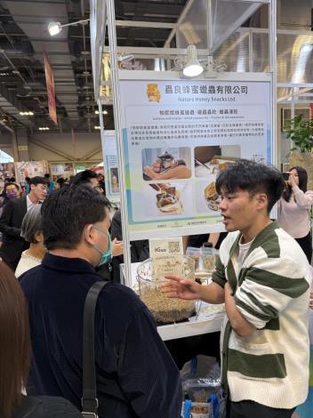 「蟲良蜂蜜蠟蟲」以永續循環為核心，運用回收蜂巢培育蠟蟲，再製成蟲乾與蟲粉，開發兼具環保與經濟效益的寵物飼料。