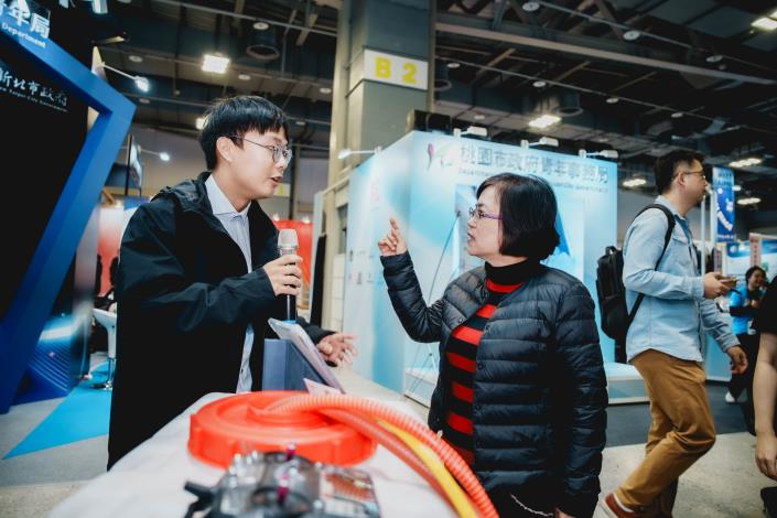 「伊凌科技」展示團隊開發的無人自走車，希望透過自動行駛載具解決農業老齡化問題。