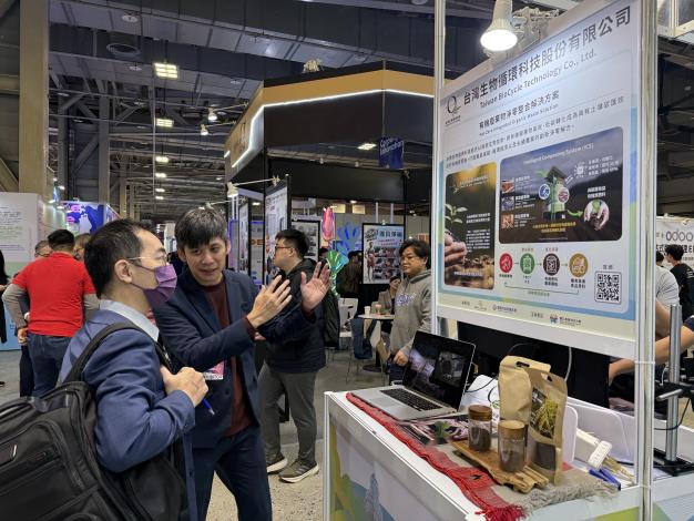 「台灣生物循環」以生物技術為核心，以 AI 及微生物技術驅動物質循環創新，運用高效低碳轉化技術，將有機廢棄物升級為具碳匯效益的土壤資材，打造農業永續的新解方。