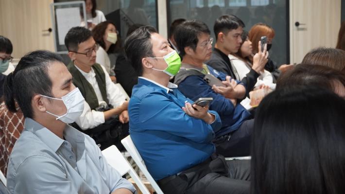 圖4. 與會業者專注聆聽數位遊牧與申請友善標章等政策說明，展現高雄在地產業對新型態工作模式的高度興趣與行動力。.JPG