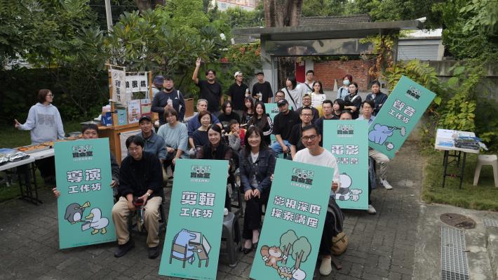 高雄市政府青年局透過補助計畫，支持溺斃巨人有限公司推動「看不見電影院實驗室」，助力高雄影視發展環境日趨完善。