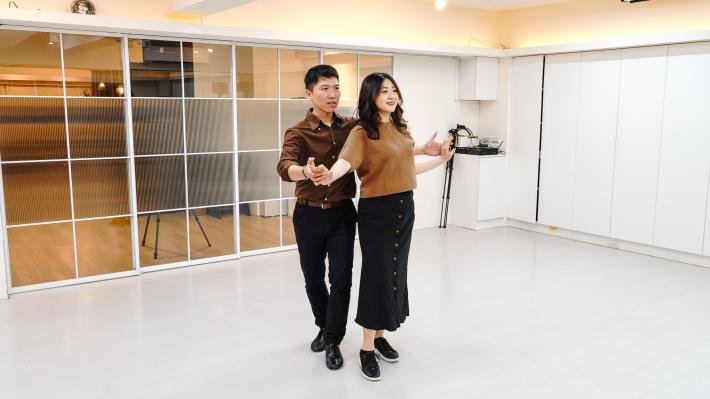 圖4. 青創店家「高雄騷莎動」創辦人夫婦示範騷莎、巴恰塔，透過流暢舞步傳達拉丁舞蹈的迷人之處。