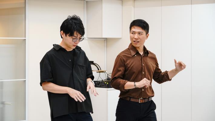 圖3. 青年局長林楷軒（左）在青創店家「高雄騷莎動」創辦人溫志中（右）指導下，學習莎舞步，感受運動與社交兼具的舞蹈特色。