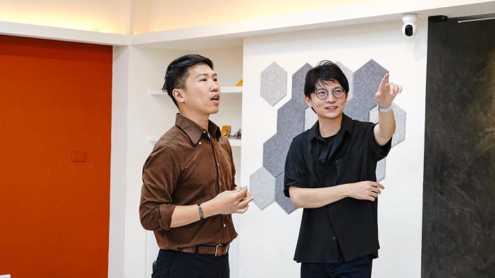 圖2. 青創店家「高雄騷莎動」創辦人溫志中（左）向青年局長林楷軒（右）介紹透過青創補助升級的教室空間，展現政策對改善教學環境的實質幫助 。