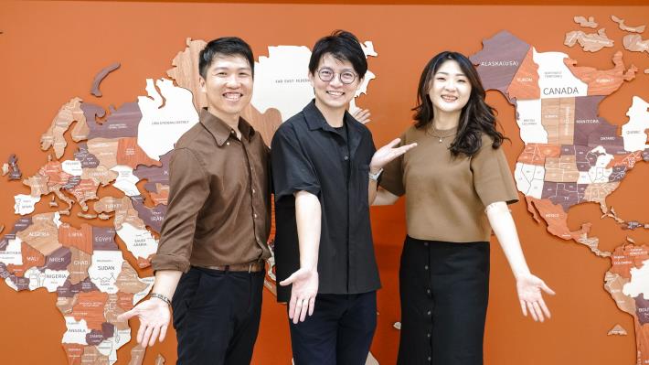 圖1.青年局長林楷軒(中)親訪青創店家「高雄騷莎動」，並與創辦人溫志中夫婦（左、右）交流創業心得。