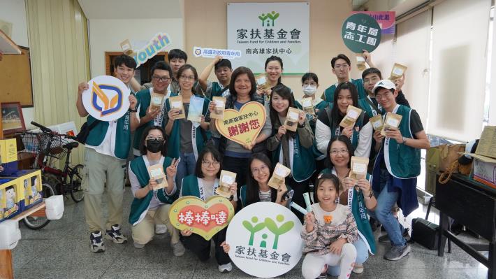 5. 由「青年志工團」手作的愛心餅乾贈予南區家扶中心，再由家扶中心遞送至受助家庭。