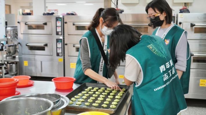3. 「青年志工團」細心擺放餅乾麵糰，透過實作將愛心化作甜蜜點心。