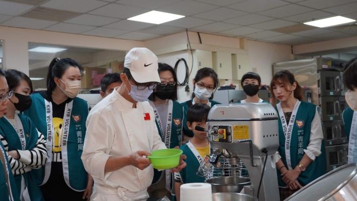 1. 製作餅乾前，寒軒飯店西點主廚向「青年志工團」示範製作流程。