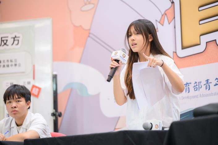 圖說3：參賽選手透過辯論攻防彼此交流觀點、激盪思維，體現成熟的公共素養與團隊合作精神。.JPG