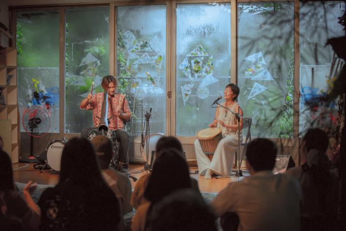 港都在地民族打擊樂團「高雄鼓道場」以鼓聲演繹山海故事，為觀眾帶來洗滌心靈的聽覺饗宴。