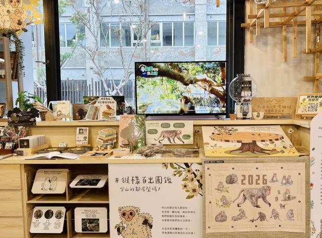 「台灣獼猴共存推廣協會」以行為圖解與互動內容，引導民眾認識柴山猴群的生活特性與共存方式。