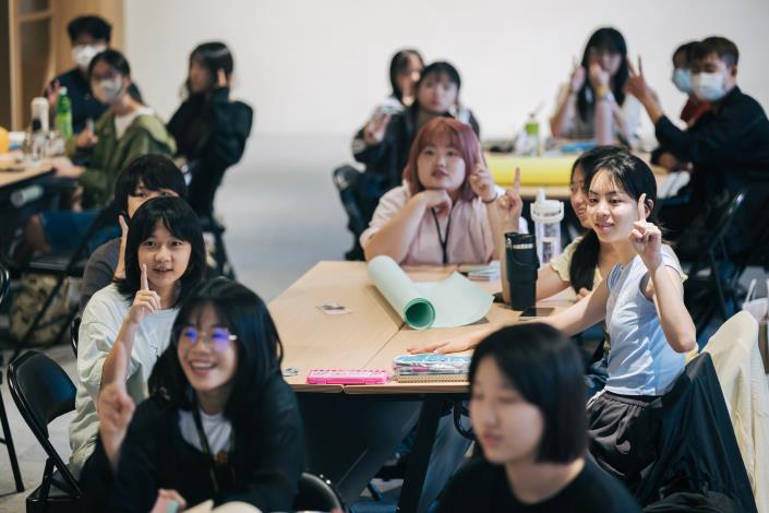 圖1：青年局與「高雄學生聯盟」合作辦理校園民主自治講座，邀請「TFT 為臺灣而教」與「臺灣青年民主協會」分享學生權利、民主素養與自治實務，協助高中職學生建立公共參與能力.JPG