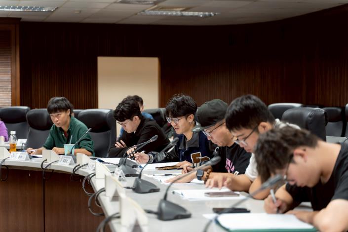 圖說三：青委在會議中熱烈討論寵物友善城市的相關提案，並與局處代表交換意見。