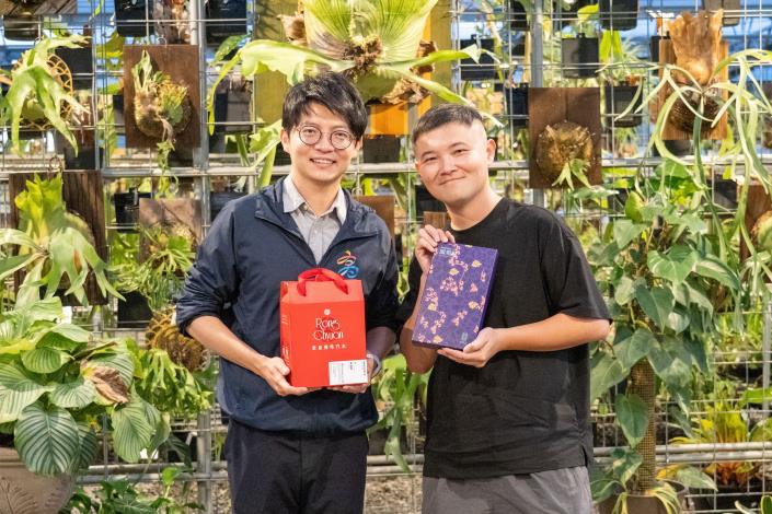 圖5. 「阿金的便秘花園」位於路竹區的生態培育基地於12月遭遇火災，青年局長林楷軒(左)特別前往慰問並致贈鳳梨酥跟彈珠汽水，祝福業者災後復原順利，生意興旺。.JPG