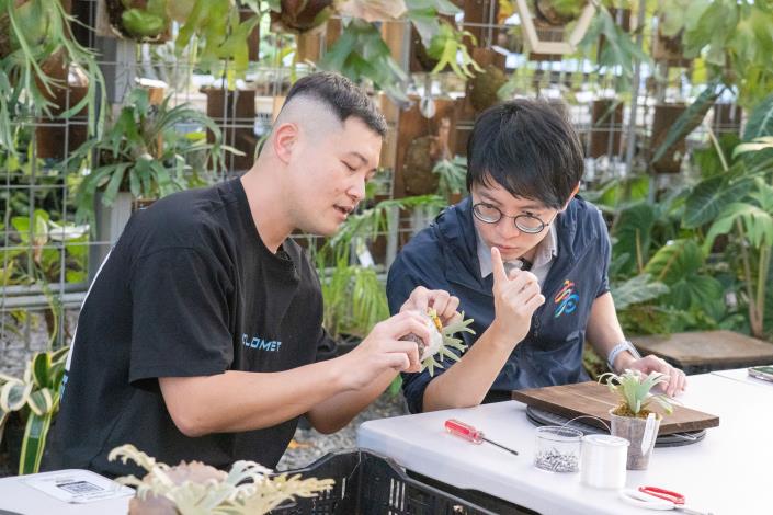 圖2.青年局局長林楷軒(右)在「阿金的便秘花園」負責人宋致穎(左)的介紹下親自體驗DIY上板的全過程，並了解鹿角蕨的結構與植物特性。.JPG