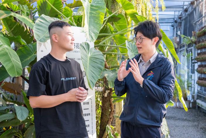 圖1.青年局局長林楷軒(右)親訪「阿金的便秘花園」，並與負責人宋致穎(左)交流創業歷程。.JPG