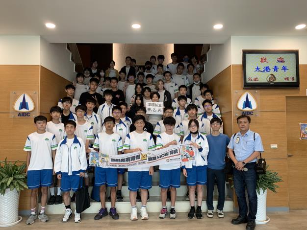 透過「職對你有港覺」職場體驗，學員參訪「漢翔航空工業股份有限公司」並深入了解國防製造、航空器維修等航空技術，以及漢翔航空與美國波音、法國空中巴士等國際大廠的合作布局。
