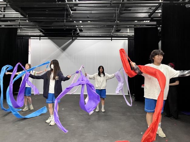 學員練習水袖甩、收、控的基本動作，透過手腕發力、袖幅軌跡與控制，體會戲曲在力道、節奏與身段協調上所需要的動作要求與技巧。.JPG