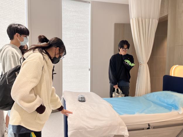 學員仔細觀察病房配置、床位尺度、照護動線、隱私遮蔽與照度分布等細部，以了解醫療空間如何透過設計回應病患需求。.JPG