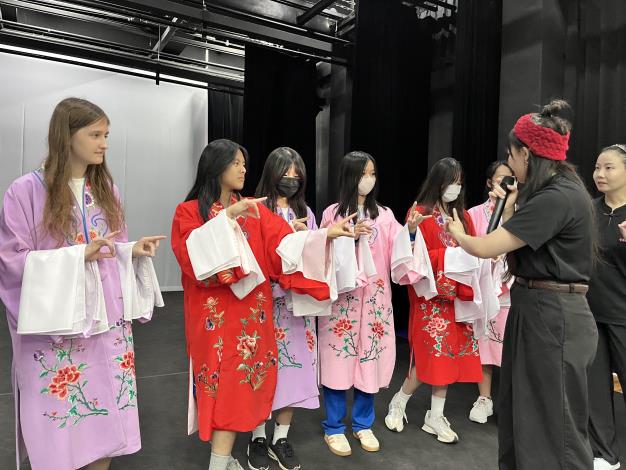 臺灣豫劇團老師指導學員「水袖運用」與「身段走位」，並分解手勢、眼神及重心控制等要領，引領學生認識戲曲表演的基礎技巧。.JPG