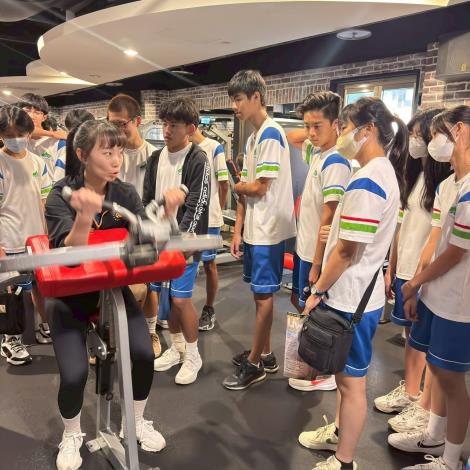 健身工廠教練示範器材操作與肌群啟動方式，並說明安全評估、訓練與動作細節，協助青年理解運動產業的專業要求。