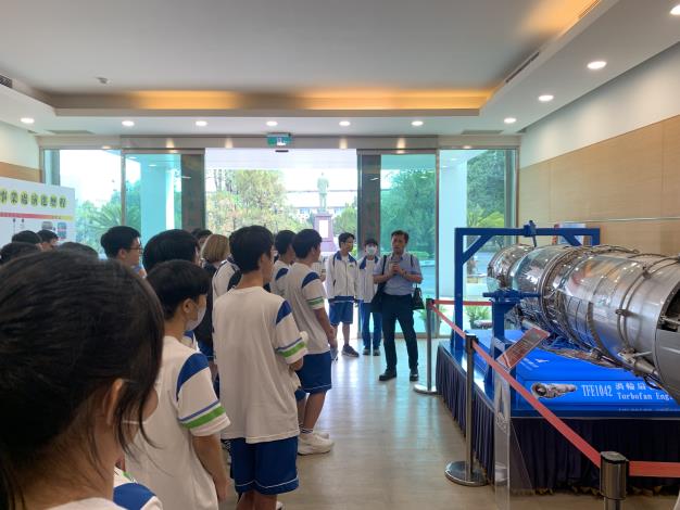 漢翔航空工程師以 TFE1042 渦輪扇發動機為例，向學生講解機體核心構造，協助青年掌握航太產業在精密製造與系統整合上的專業要求。.JPG