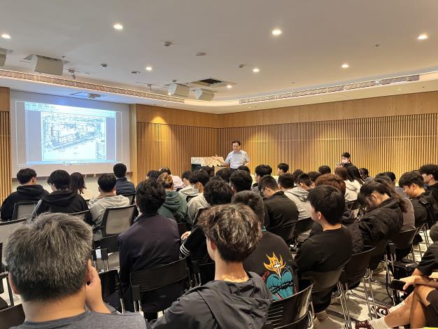 高禾醫院以院區平面圖為例，向學生解說醫療建築設計所需要的空間規劃，例如機能分區、潔污動線、設備配置與通風系統等，協助學員理解醫療空間在安全與機能上的整體考量。.JPG