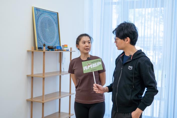 圖2. 青年局長林楷軒（右）訪視「根瑜伽工作室」教學空間，了解青年創業者透過一般型青創補助投入運動健康產業的實際成果。.JPG