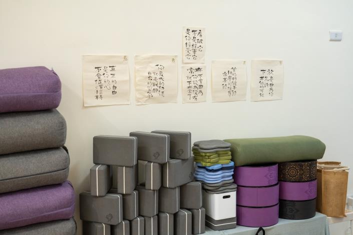 圖5. 「根瑜伽工作室」整體空間氛圍溫馨靜謐，透過小班制教學營造安心練習場域，陪伴學員安放身心日常。.JPG