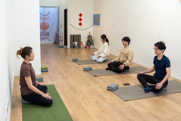 圖3. 「根瑜伽工作室」負責人蔡雯軒(左) 以陪伴式教學為核心，引導學員順應身體當下狀態進行練習，強調尊重個人節奏與平衡感受。.JPG