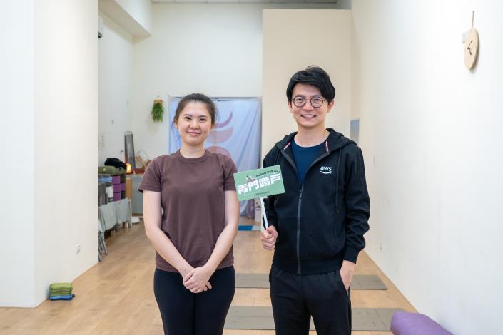 圖1. 青年局長林楷軒（右）日前訪視位於楠梓區的青創店家「根瑜伽工作室」，並與負責人蔡雯軒（左）交流品牌創立理念與經營歷程。.JPG